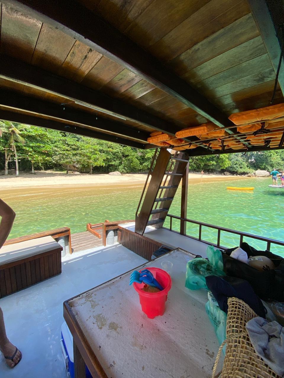 Convés coberto do Carmen Lucia com vista para a praia