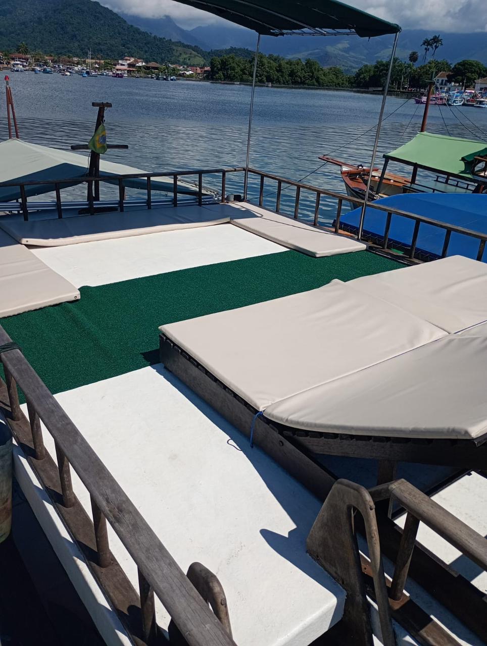 Solarium do piso superior do Carmen Lucia com colchões para tomar sol