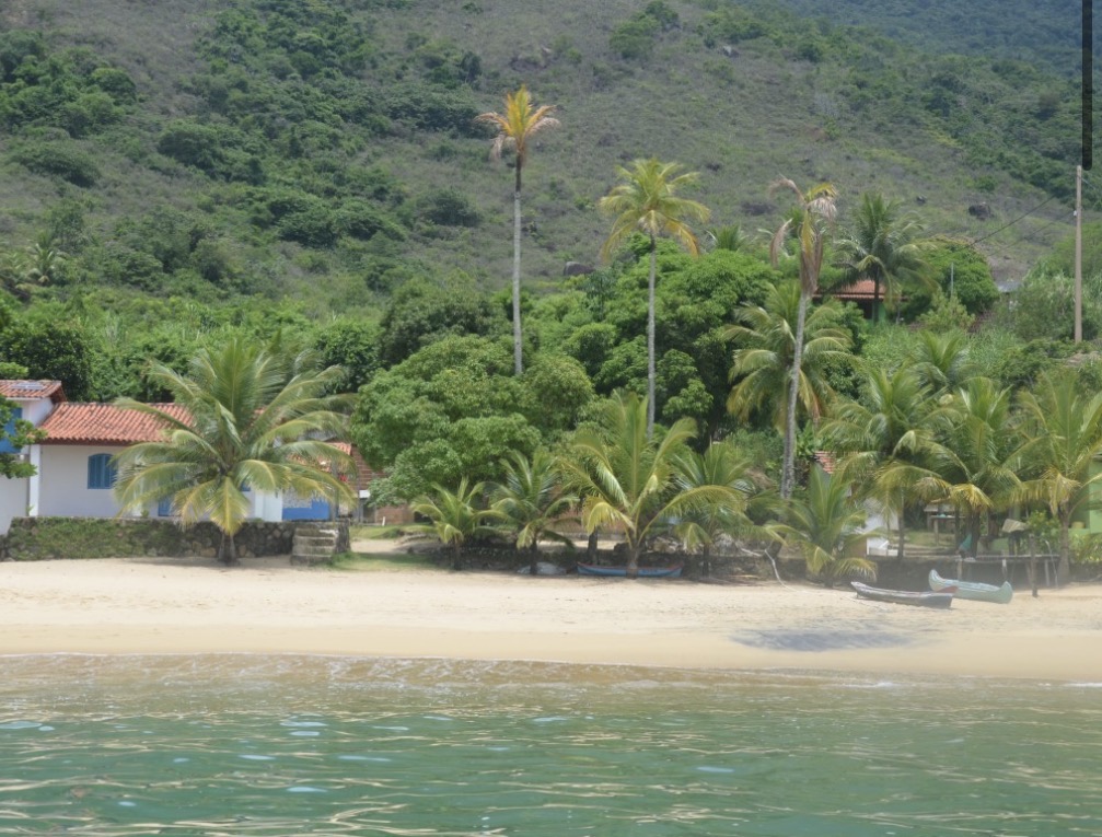 Praia da Itaoca, com coqueiros e casas caiçaras