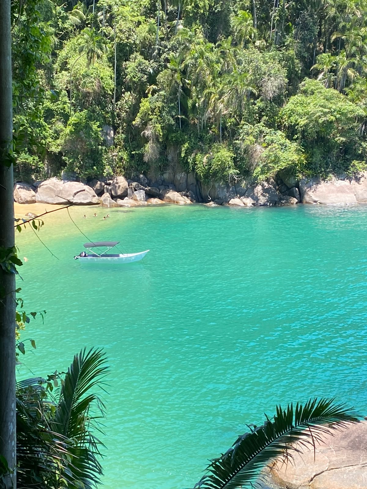 Aldeia Caiçara fundeada em enseada de água verde-esmeralda em Paraty