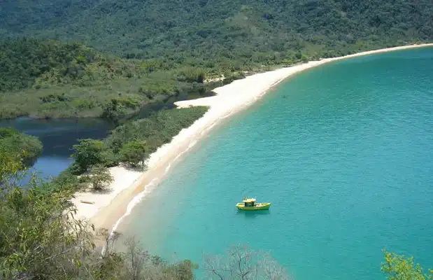 Praia Grande da Cajaíba vista do alto, com águas turquesa