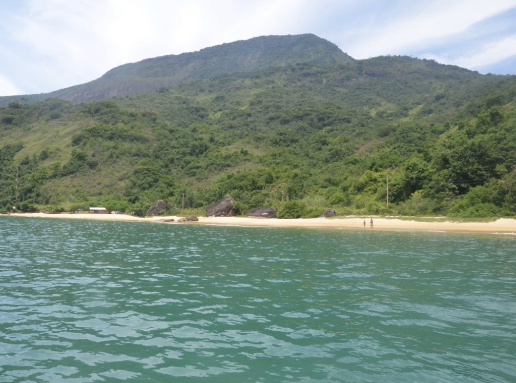 Praia da Itanema, cercada por mata atlântica em Paraty