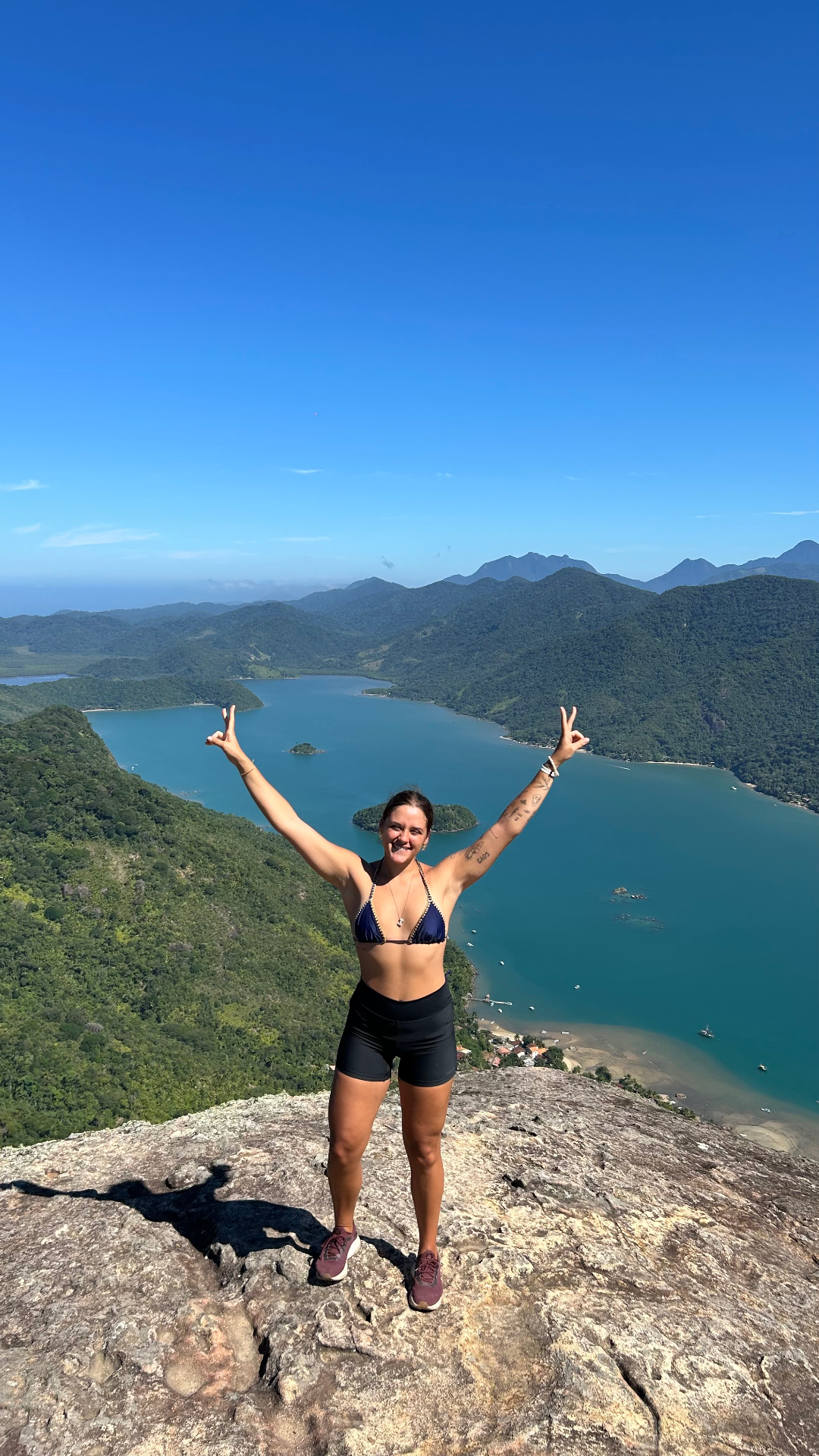 Visitante no mirante do Pão de Açúcar sobre o Mamanguá